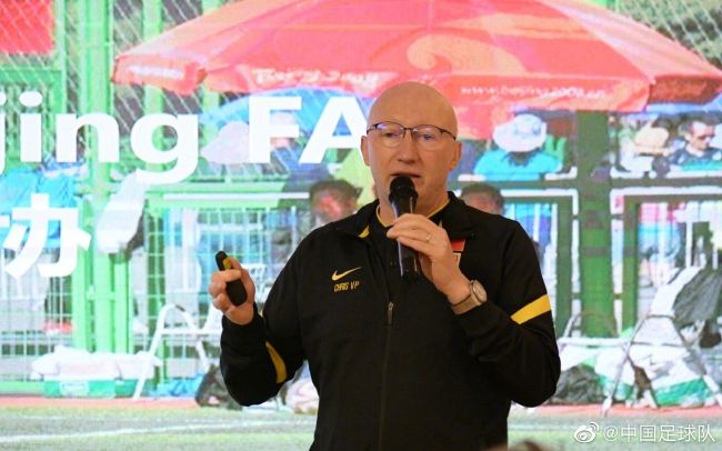 他对乒乓球运动的贡献不仅限于他在比赛中取得的成就，他还为乒乓球运动在美国的普及发挥了重要作用。