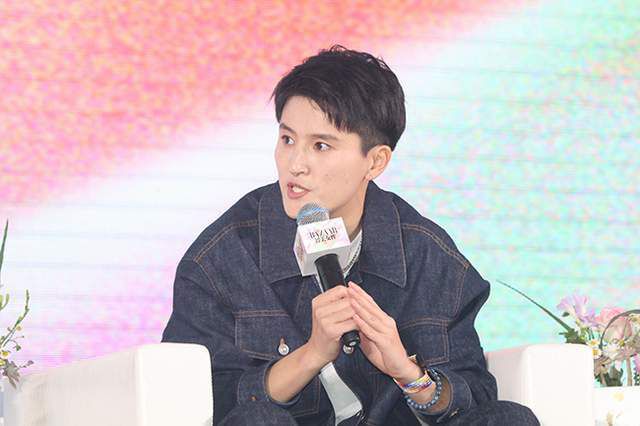 《功夫梦：融合之道》全球首映 成龙、欧阳靖同框 2025-05-29 当地时间5月27日，美国纽约，电影《功夫梦：融合之道》（Karate Kid: Legends）举行全球首映礼，影片主演成龙、王班、 拉尔夫·马基奥，为影片献唱主题曲的欧阳靖也一同亮相。
